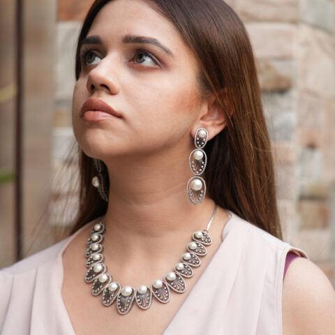 M- 181 IW- Antique Silver, White Pearl